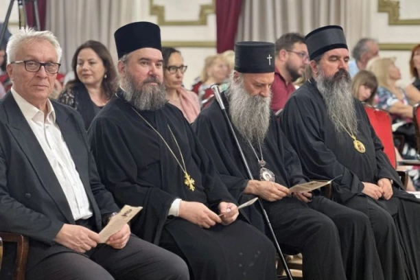 PATRIJARH PORFIRIJE NA KONCERTU „METOHIJSKA POJANJA“ KOJI JE RASPLAKAO SALU DOMA VOJSKE: Molitva u zvuku, sećanje u melodiji