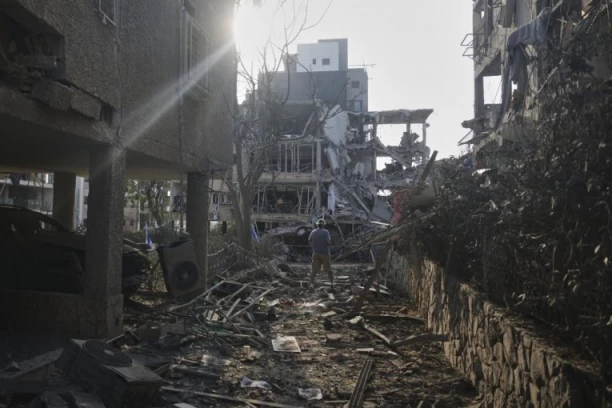 TRESAO SE CEO GRAD! Iranci pogodili zgradu u Tel Avivu, neboder u plamenu! (VIDEO)