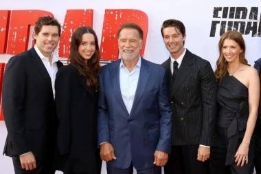 ŠVARCENEGER POVEO VANBRAČNOG SINA NA PREMIJERU: Dobio ga s kućnom pomoćnicom, a braća i sestre ga NE VOLE! (FOTO)