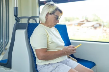 VOZAČ AUTOBUSA ZABRANIO BOLESNOJ PENZIONERKI IZ BEOGRADA DA SEDI NA PRVOM SEDIŠTU - Bio je drzak dok se ona gušila i borila za dah: "NE MOŽEŠ! DA MI POSLE CEO PUT DIŠEŠ ZA VRATOM!"