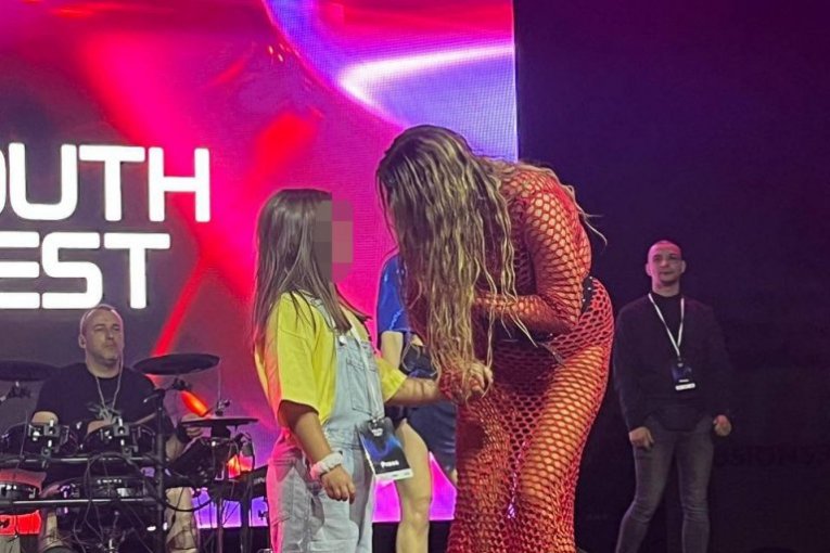 Ana Nikolić sa ćerkom