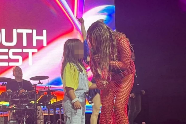 HITNO PREKINUT NASTUP ANE NIKOLIĆ, USLEDIO VRISAK! Njena ćerka se popela na binu, publika zanemela od šoka! (FOTO)