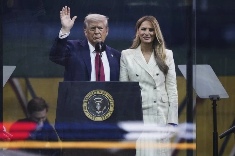 OSTVARIO DEČAČKI SAN: Održana vojna parada u Vašingtonu, Tramp salutirao vojnicima (VIDEO)