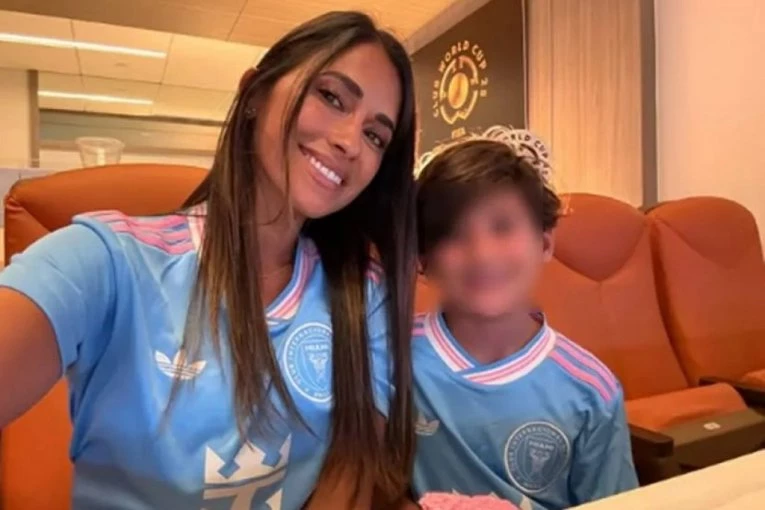 KAKVA SCENA, DA SE NAJEŽIŠ! Mesijeva supruga PONOVO UKRALA ŠOU na utakmici, ali ovaj put u pratnji NJIH TROJICE!