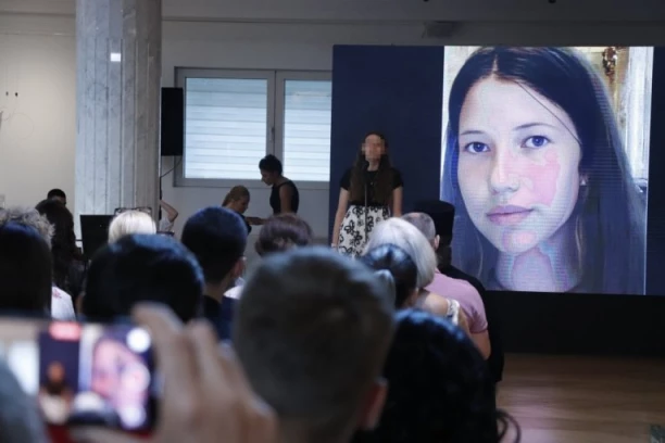 SPOMEN NA STRADALU DECU 3. I 4. MAJA I NA DRAGANA TRAJAĆE KOLIKO I MI TRAJEMO! Fondacija Angelina poklonila maturske haljine i odela za decu bez roditelja!