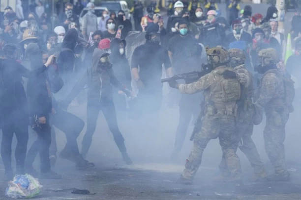 NASILJE I ANARHIJA U SAD: Amerikanci ustali protiv Trampa, širom zemlje održano oko 2.000 protesta (VIDEO)