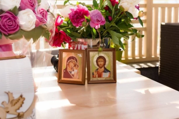 DANAS SU BOŽIĆNE POKLADE: Gde je granica između crkvenog učenja i narodnih običaja