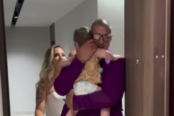 PRVI SUSRET SA SINOM NAKON DEVET MESECI! Kristijanov mališan svima naterao suze na oči - PREEMOTIVNE SCENE IZ DOMA POBEDNIKA RIJALITIJA! (GALERIJA)