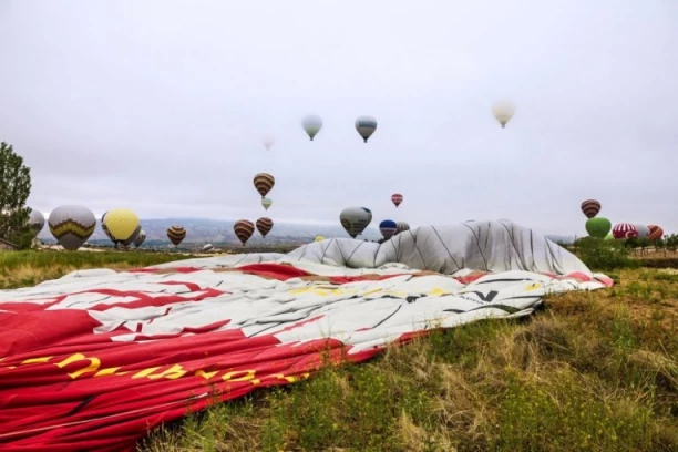 TELO PREKRIVENO ČARŠAVOM, LJUDI SE HVATAJU ZA GLAVU! Isplivao snimak nesreće u Kapadokiji - PILOT SE UPETLJAO U KONOPCE PA ISPAO IZ KORPE