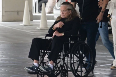 PEVAČU ŽENA ZABRANILA DA GLUMI U NAJPOPULARNIJOJ KOMEDIJI, PRODUKCIJU VULGARNO ODBILA! Pred poslednji koncert otkriveni POTRESNI detalji, podmukla BOLEST UZIMA DANAK!