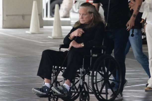 PEVAČU ŽENA ZABRANILA DA GLUMI U NAJPOPULARNIJOJ KOMEDIJI, PRODUKCIJU VULGARNO ODBILA! Pred poslednji koncert otkriveni POTRESNI detalji, podmukla BOLEST UZIMA DANAK!