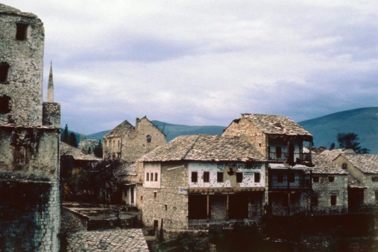 CRKVU POLILI BEZINOM, URINIRALI PO GROBU PA JE ZAPALILI: Sakib otkrio detalje pa se i sam spalio (VIDEO)