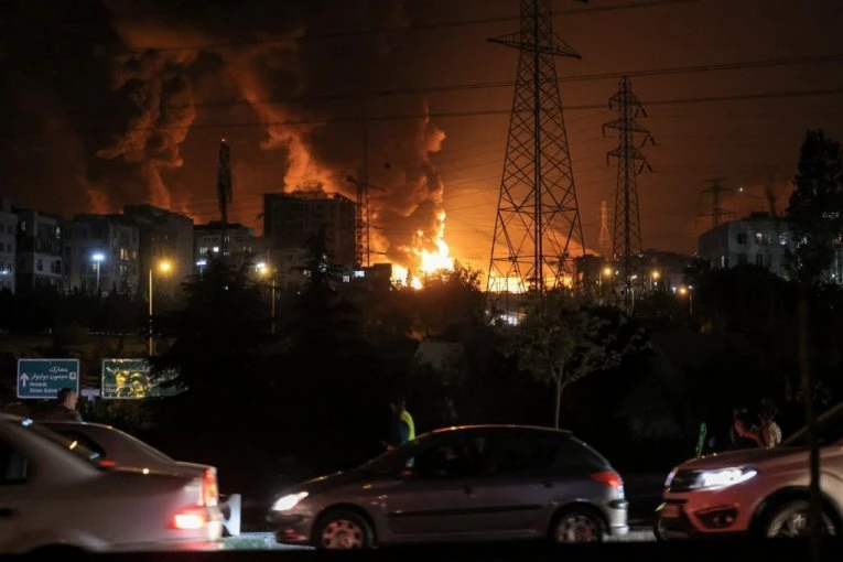 NA HILJADE LJUDI NAPUŠTA TEHERAN! Ulice prazne, ogromne gužve na izlazima iz grada - strahota!
