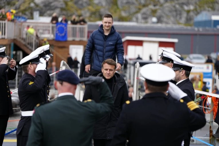 KAKO LI ĆE TRAMP REAGOVATI? Makron stigao u posetu Grenlandu (VIDEO)