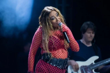 ANA NIKOLIĆ ODUŠEVILA FANOVE: Pevačica prestigla kolege sa estrade i kupila POZNATI HIT koji svi obožavaju!