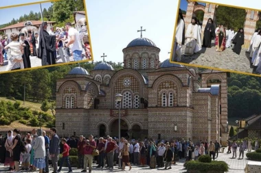 ŠTA SE TO DESILO U ĆELIJAMA NA DAN KADA CEO PRAVOSLAVNI SVET ĆUTI I SLUŠA: Veliko sabranje u velikoj svetinji koja ne prestaje da govori (FOTO)