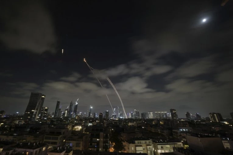 CRNI DIM PREKRIO CELO NASELJE: Gori zgrada "Microsoft" u Izraelu, Iranci udarili bez milosti (VIDEO)