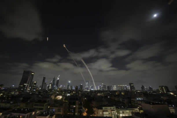 CRNI DIM PREKRIO CELO NASELJE: Gori zgrada "Microsoft" u Izraelu, Iranci udarili bez milosti (VIDEO)