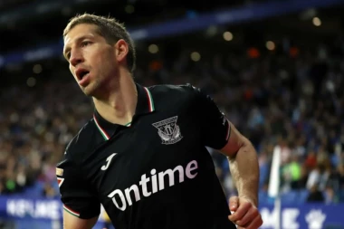 TREBALO JE DA PREĐE U PARTIZAN, A SADA NAPRAVIO BOMBASTIČAN POTEZ: Pogledajte URNEBESAN način na koji je bivši igrač crno-belih predstavljen! (FOTO))