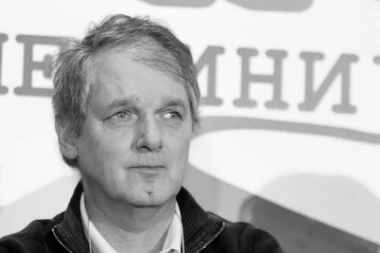 ČUVENI MANDA JE ŽELEO DA GA SAHRANE UZ OVU PESMU: Svi je znate i pevate dok vam se CEPA DUŠA, čak su i muzičari plakali dok su SPUŠTALI KOVČEG