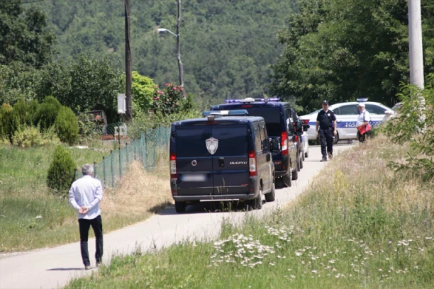 POLICIJA OPET NA MESTU GDE JE NESTALA DEVOJČICA IZ BORA! Meštani uznemireni, evo šta se dešava - OPASNA STVAR PRONAĐENA NA PRIVATNOM POSEDU!