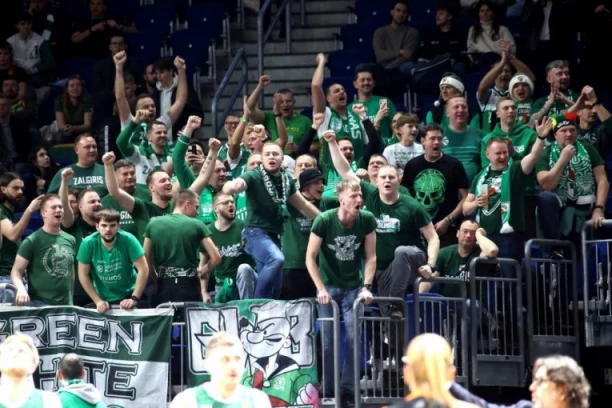 SKANDAL KOJI JE POTRESAO SVET: ŽESTOKA MAKLJAŽA navijača, šutirali ga dok je bio na zemlji! (VIDEO)