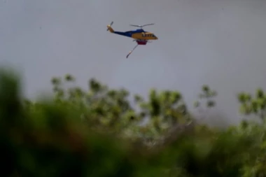 VATRENA STIHIJA KOD PRESTONICE: Evakuisana sela, vatrogasci i helikopteri ne mogu da obuzdaju požar