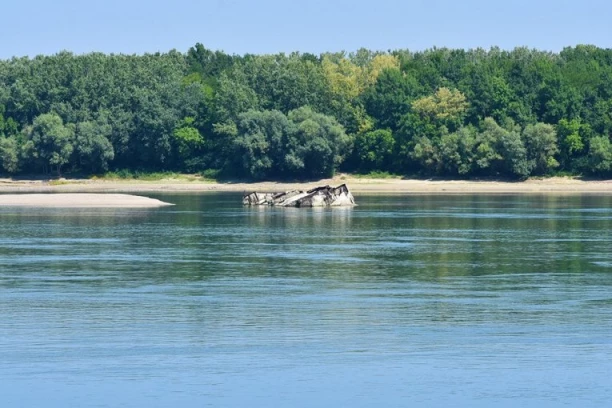 HOROR NA DNU DUNAVA U ISTOČNOJ SRBIJI: Kada je vodostaj opao otkriveni su BRODOVI PUNI EKSPLOZIVA (FOTO/VIDEO)