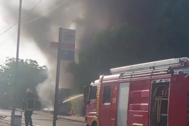 POŽAR KOD HALE SPORTOVA! Veliki oblak dima širi se Novim Beogradom! (VIDEO)