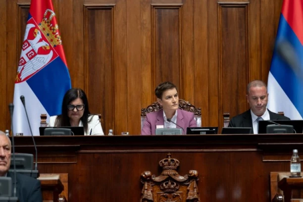 "ZA ONO ŠTO RADI MARINIKA TEPIĆ POTREBNI SU LEKOVI NA RECEPT": Hit snimak u kome Ana Brnabić objašnjava kako se sprema za zasedanju skupštine (VIDEO)