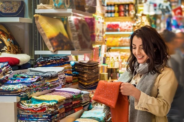 ZBOG JEFTINIH STVARI KOJE KUPUJETE NA LETOVANJU U OVOJ ZEMLJI MOŽETE PLATITI KAZNU OD 7.000 EVRA! Policija zaustavlja turiste na ulici i ODMAH SANKCIONIŠE