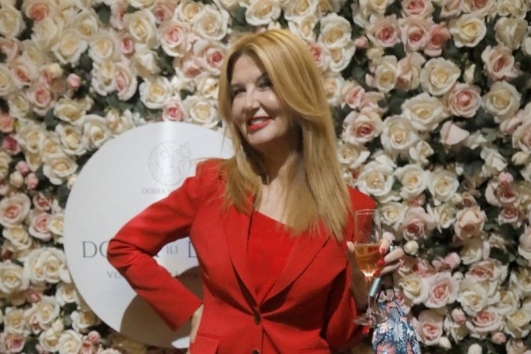 NAŠA POZNATA VODITELJKA JE OVAKO DOVELA LINIJU DO SAVRŠENSTVA I TO KRAJEM 6. DECENIJE: "Želim da budem najbolja verzija sebe!" (FOTO)