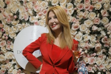 NAŠA POZNATA VODITELJKA JE OVAKO DOVELA LINIJU DO SAVRŠENSTVA I TO KRAJEM 6. DECENIJE: "Želim da budem najbolja verzija sebe!" (FOTO)