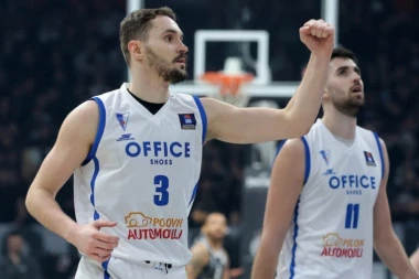 KOŠARKAŠKA BAJKA U LIGI ŠAMPIONA: Dok svi gledaju Zvezdu Meridianbet i Partizan, JEDAN SRPSKI KLUB GAZI KA VRHU!