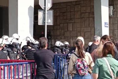 PONOVO ISPAŠTAJU POŠTENI GRAĐANI! Blokaderi okupirali centar Novog Sada i niko ne može da prođe! (VIDEO)