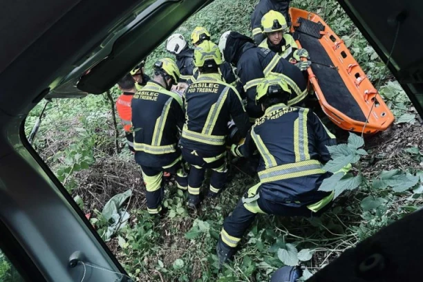 STRAVIČNA NESREĆA ODNELA JEDAN ŽIVOT! Udario u drvo, pa pao preko litice - POLICIJA I VATROGASCI NA LICU MESTA!