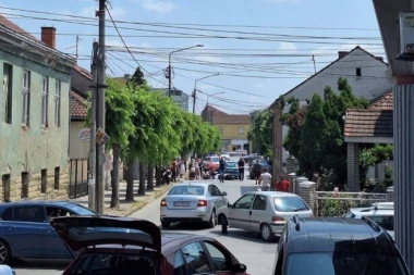 OBOREN MOTOCIKLISTA KOD ČAČKA! Nezgoda u samom centru - POLICIJA NA LICU MESTA! (VIDEO)