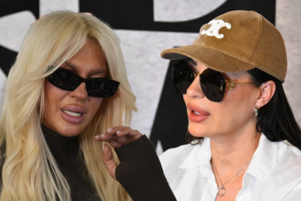 "OČEKIVALI SU DA NASRNEM NA CECU" Jelena Karleuša otkrila ŠOK-DETALJE susreta s ljutom rivalkom, zamalo nije izbio RUSVAJ u avionu?! (VIDEO)