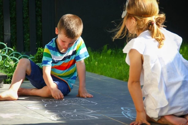 DVOJE DECE U VRTIĆU PRONAŠLO ISKORIŠĆENI ŠPRIC I POVREDILO SE NA IGLU! Roditelji su odmah obavešteni