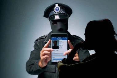 "PODIZALI SU MI ODEĆU, DODIRIVALI PO TELU" Reči devojke sa Karaburme, ŽRTVE LAŽNIH POLICAJACA bude jezu: "Dozivala sam pomoć, a onda su me ugurali u zgradu!"