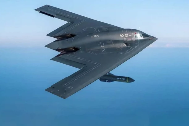 ŠEST B-2 BOMBARDERA POLETELA IZ AMERIKE! Meta iransko podzemno postrojenje Fordo (FOTO,VIDEO)