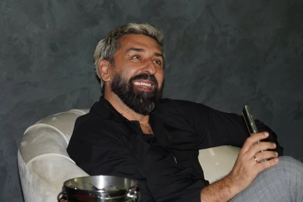 DA LI ZNATE KO JE PRVA ŽENA OGNJENA AMIDŽIĆA?! Pobegla u ILEGALU nakon posla VODITELJKE, a OVO je PRAVI RAZLOG razvoda!