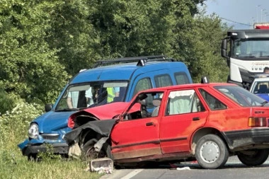 ŽENA POGINULA, DETE I JOŠ JEDNA OSOBA TEŠKO POVREĐENI! Prve slike teške nesreće na Ibarskoj magistrali! (FOTO)
