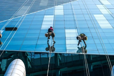 DEVOJČICA (3) VISI SA PROZORA NA 8. SPRATU! Ovaj muškarac je spasio sigurne smrti! (UZNEMIRUJUĆI VIDEO)