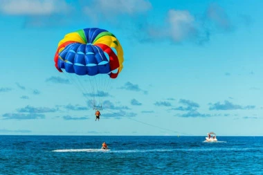 TEŠKO POVREĐEN PILOT PARAGLAJDERA! Horor na poluostrvu!