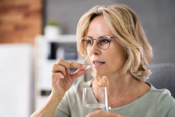 UKOLIKO PIJETE LEKOVE ZA PRITISAK, SRCE ILI DEPRESIJU, NIKAKO NE UZIMAJTE OVAJ SOK: Lekari apeluju - terapija tada može da postane poput OTROVA!