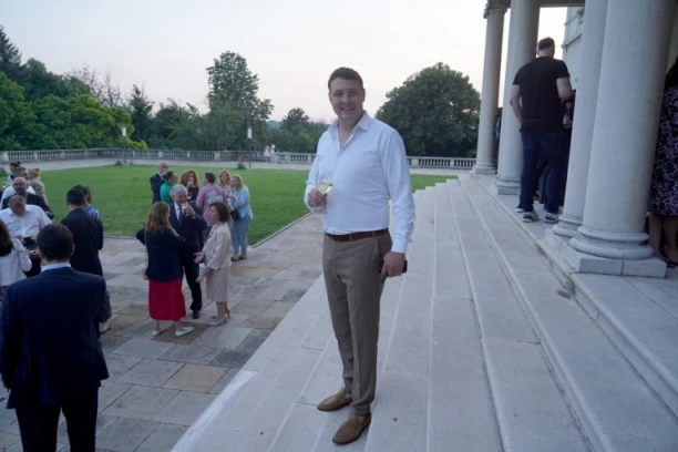 BRAT IVANA BOSILJČIĆA NASLEDIO DVORAC! Šokiraćete se čime se sad bavi poznati glumac: Kralj je krstio decu u našoj porodici!