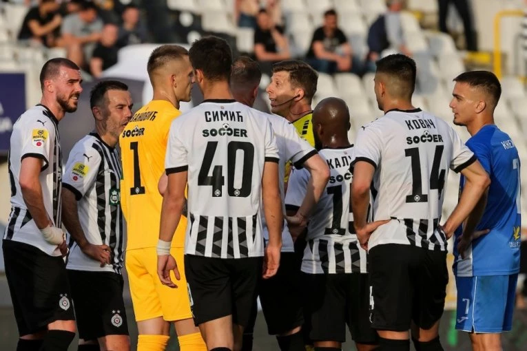 PARTIZAN SE MUČI SA DRUGOLIGAŠEM, CRNO-BELIMA NIJE LAKO: Nimalo obećavajući start, u Pazovi vladaju RUSI!