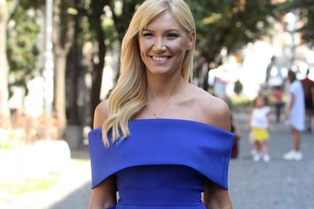 DA LI JE ONA NAŠA NAJBOGATIJA VODITELJKA?! Bojana Ristivojević podigla prašinu na Instagramu - nosi komad od 6.000 EVRA! (FOTO)