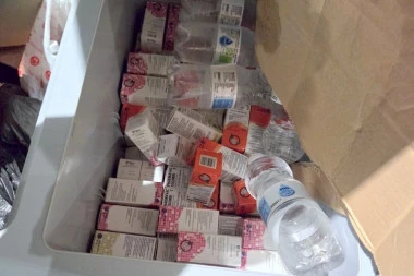 ZAPLENA VREDNA 2,5 MILIONA! Carinici otvorili prtljažnik automobila i nisu mogli da veruje šta vide